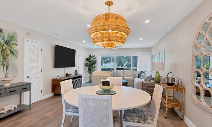 Saint Armands Key Condo | Renovated Kingston Arms: 2-Bedroom Gem Near the Beach