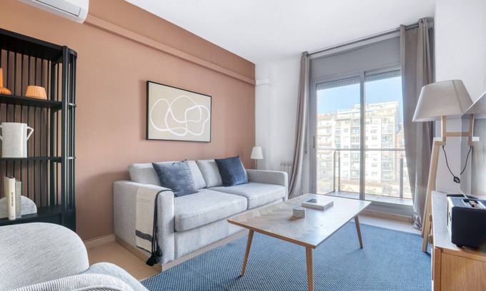 La Vila Olimpica del Poblenou Apartment | Renovated La Vila Olimpica del Poblenou 3BR with Balcony