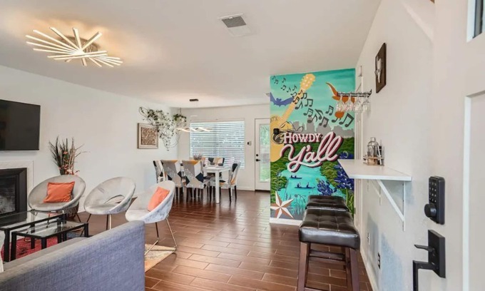 Austin House | Renovated LaCasa deArte: Steps to Downtown & Exciting Austin