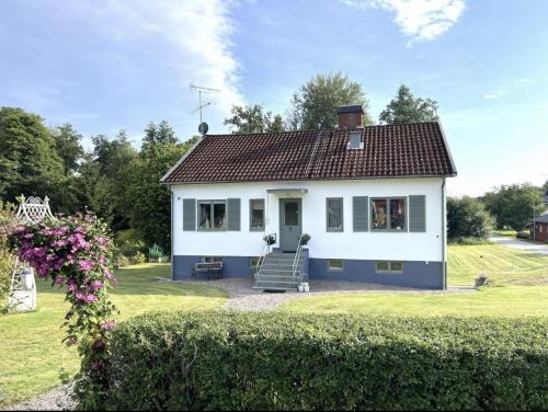 Klavrestrom House | Renovated Lake view Retreat with Kayaks & Big Garden