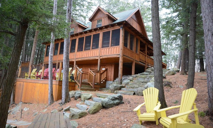 Minett Cottage | Renovated Log Cabin Retreat with Lake Rosseau Views!