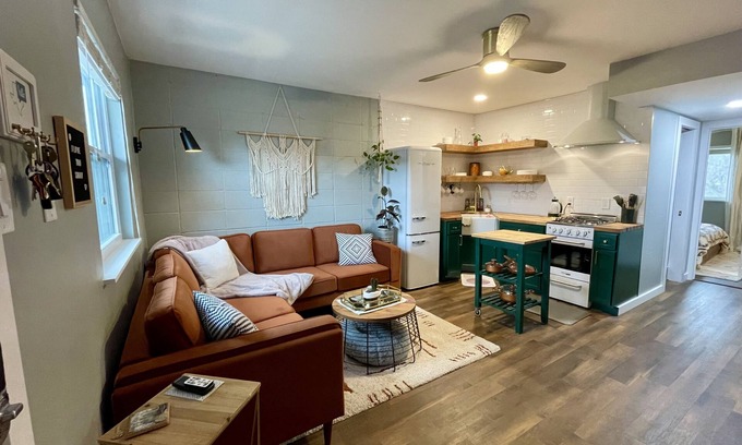 Cherrywood Condo | Stylish MidCentury Condo with Ocean View & Pool Access
