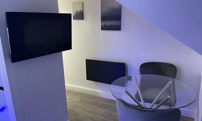 Harehills Apartment | Modern Apartment in Leeds - Sleeps 3, Family-Friendly Stay