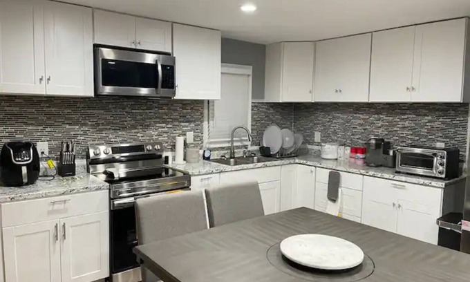 North Chesterfield House | Modern 4Bdrm Home in Vibrant Location - Guest Rated 10/10