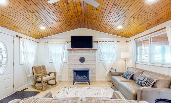 Earlville House | Renovated Retreat with Firepit and Dock Access