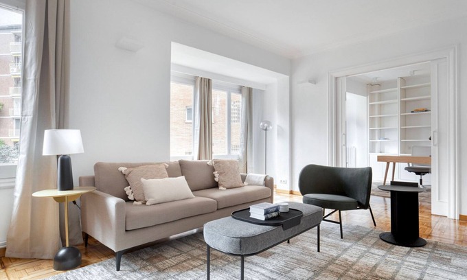 Sant Gervasi Apartment | Renovated 4BR Retreat in Sarrià-Sant Gervasi by Blueground