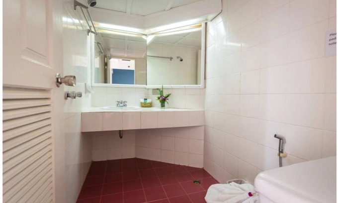 Karon Hotel | Renovated Room Steps from Karon Beach with Breakfast Included