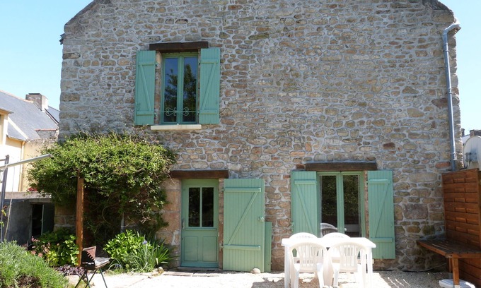 Arzon House | Renovated Stone House with Enclosed Garden by the Gulf