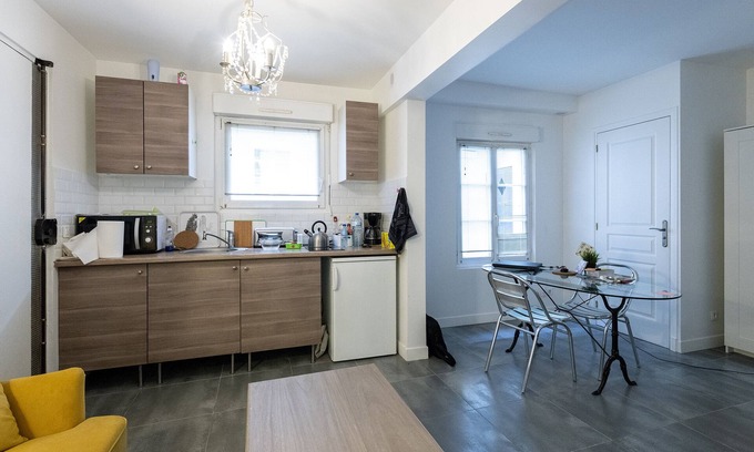 Notre-Dame Apartment | Cozy Downtown Studio: Guest Rated 9.6 with Pool & Spa