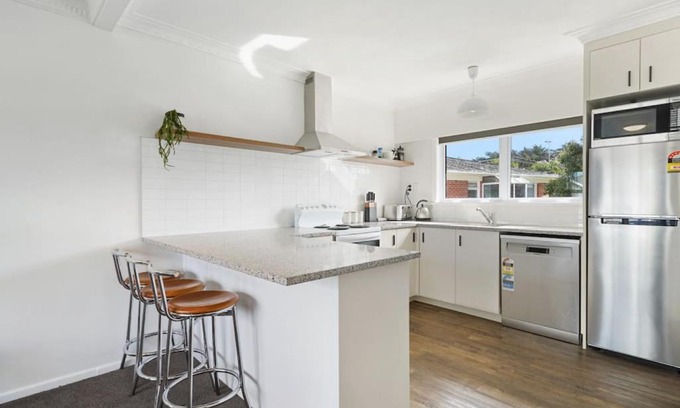 Takapuna Apartment | Modern 2BR Takapuna Apartment with Parking & Sky Tower Views