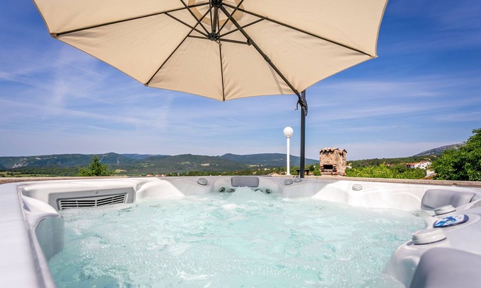 Sveti Martin Villa | Renovated Villa with Jacuzzi and Panoramic Pool Views