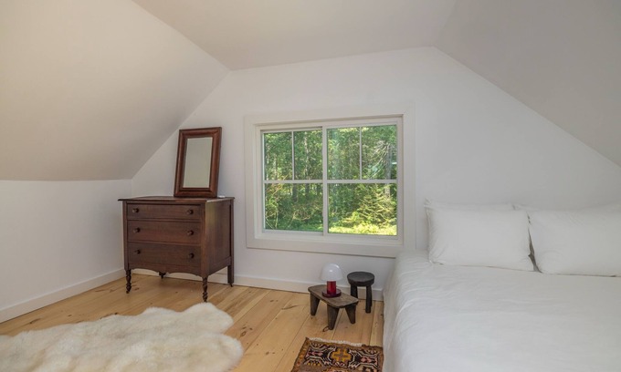 Belfast House | Inviting Woodland Retreat with Deck & Firepit near Swan Lake