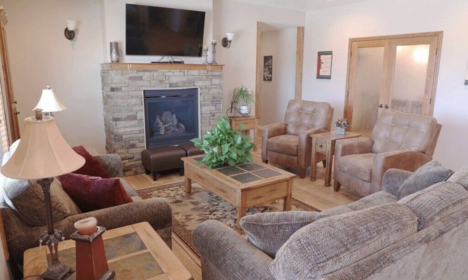 Heyburn Hotel | Book 8-11 Rooms with Kitchen & Pool - Guest Rated 9.8