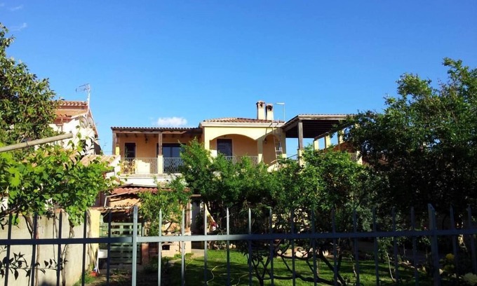 Pula House | Relax in a 6-Bed Oceanfront Retreat with Pool Access