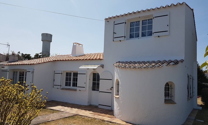 Barbatre House | Spacious Family Retreat: Stylish House 800m from Beach