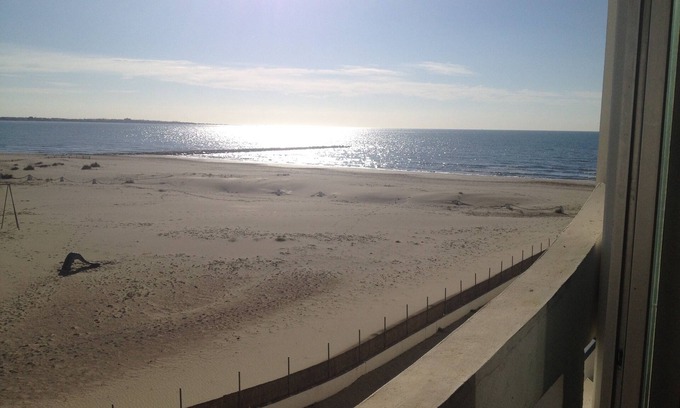 Le Grau-Du-Roi Apartment | Oceanfront Retreat with Direct Beach Access - Le Boucanet