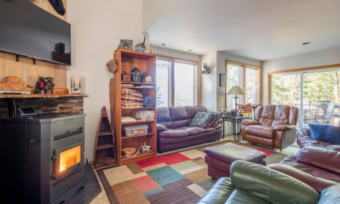 Roslyn Ridge House | Scenic View Cabin with Hot Tub Near Beach and Hiking Trails