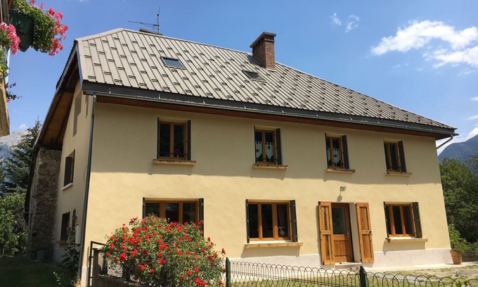 Risoul House | Mountain House Apartment in Risoul with Pool & Lake View
