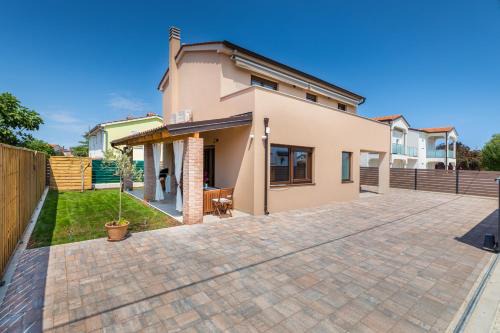 Valbandon House | Oceanfront Escape at Rental House Nada - Rated 10/10!