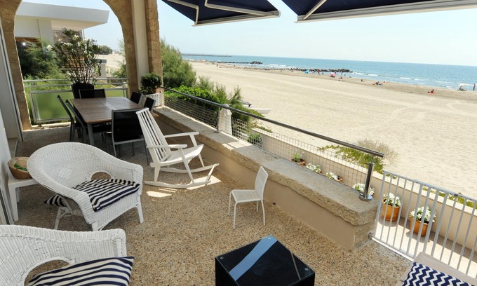 Palavas-les-Flots House | Beachfront Oasis: Palavas-Carnon Maison with Ocean View