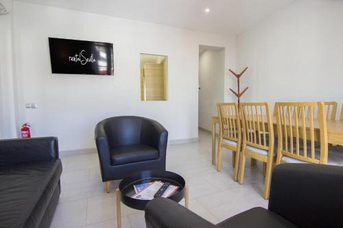 Triana Apartment | Modern Apartment in Triana with Family-Friendly Amenities