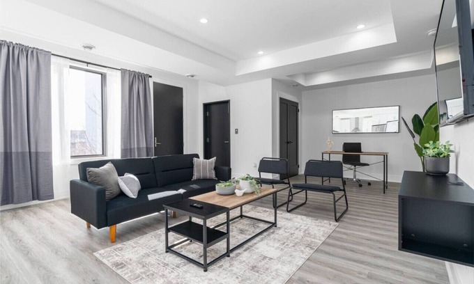 Downtown London House | Spacious 8-Bedroom Retreat in Downtown London with Amenities
