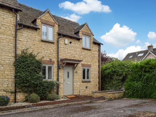 South Leigh House | Discover Renwood: Pet and Child Friendly Getaway