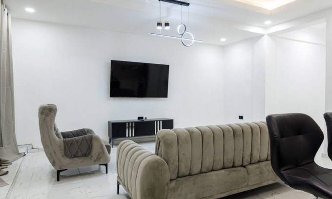 Mallam Apartment | Reo's Smart Haven: Chic Comfort with Family-Friendly Amenities