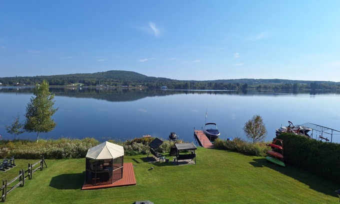 Disraeli Ski Chalet | Tranquil Repos du Lac Aylmer: 9.4/10 & Oceanfront Bliss
