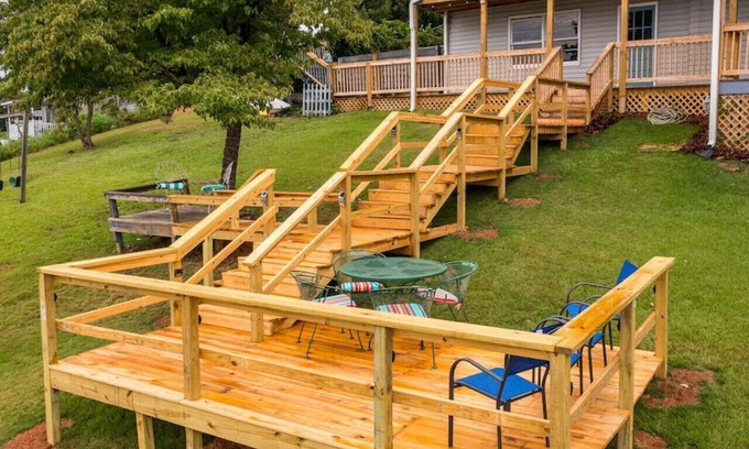 Lyman House | Discover Resa's Family Retreat: Rated 9.8 with Lake Views