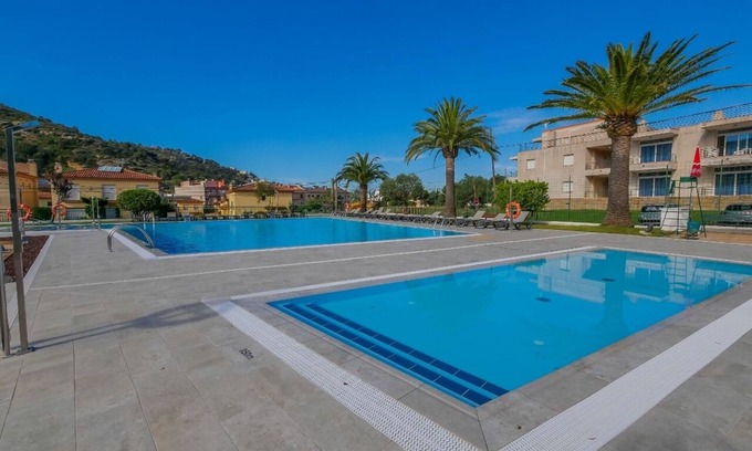 Roses Town Center Resort | Rescator Resort 102: Family-Friendly Retreat with Pool