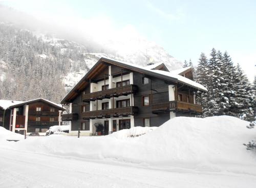 Gressoney-Saint-Jean Apartment | Family-Friendly Stay at Residence Apfel - Rated 8.8/10