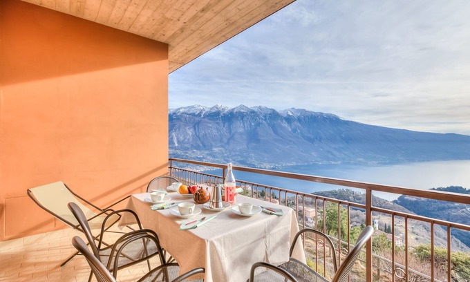 Campi Apartment | Discover Residence Bellevue 3 with Pool & Lake Views
