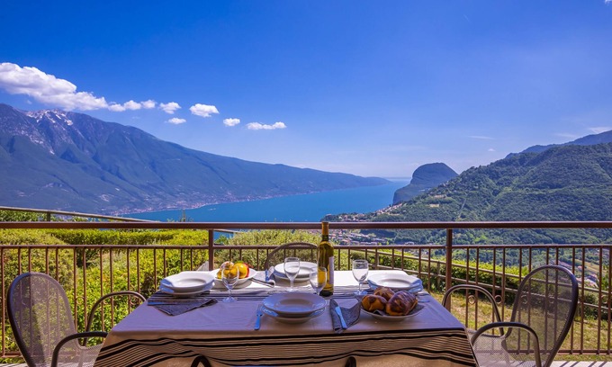 Campi Apartment | Discover Residence Bellevue: Pool, Lake View & Breakfast