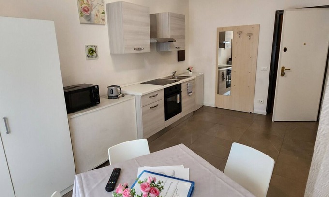 Stazione Apartment | Comfortable Residence Bonomelli Triple Bedroom App for Families