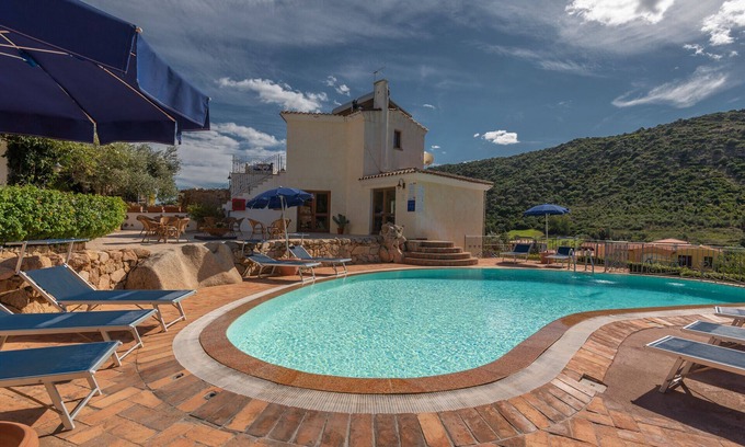 Tanaunella Apartment | Cozy Residence Bouganvillage B4 with Oceanfront Views