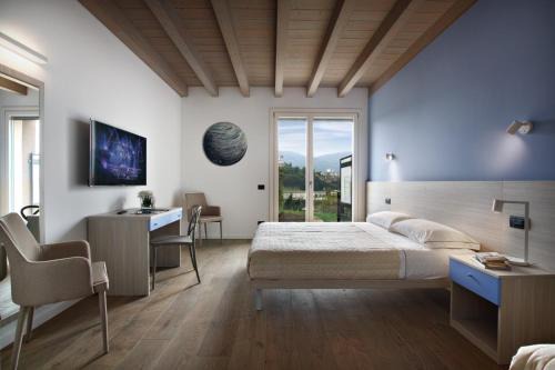Maslianico Apartment | Pet-Friendly Residence Caffè Maya with High Guest Ratings