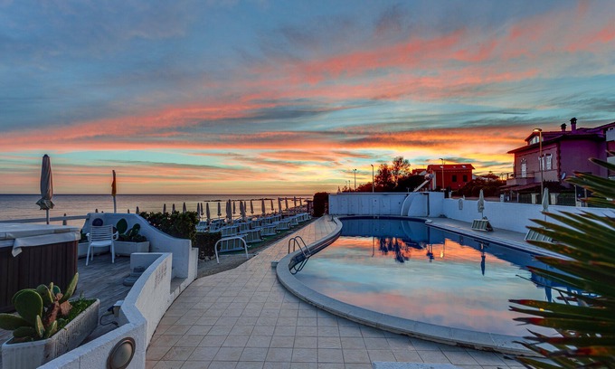 Santa Marinella House | Relax at Residence Cavalluccio Marino with Ocean Views