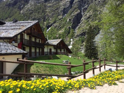 Gressoney-la-Trinite Apartment | Comfortable Stay at Residence Dei Walser with Hot Tub Access
