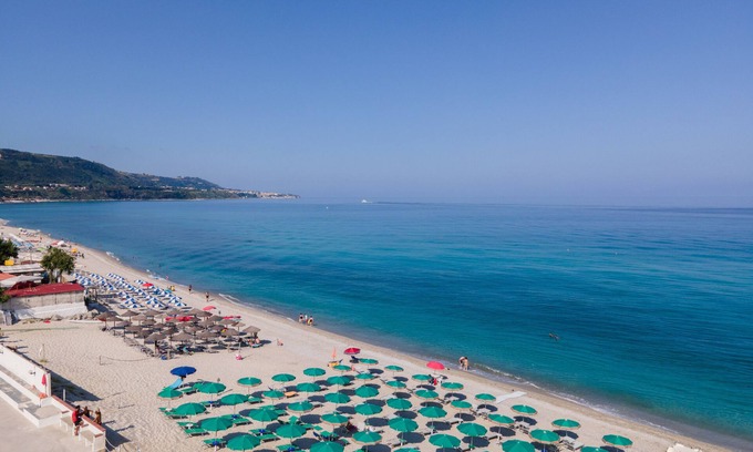 Marina di Zambrone Apartment | Cozy Residence Emmesse 3-Room Apartment with Pool & Breakfast