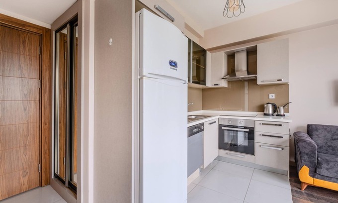 Mahmutbey Apartment | Convenient Residence Flat near Istanbul Airport with Pool