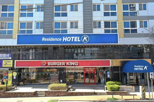 Okpo-dong Hotel | Top-Rated Residence Hotel K Okpo with Hot Tub & Dining