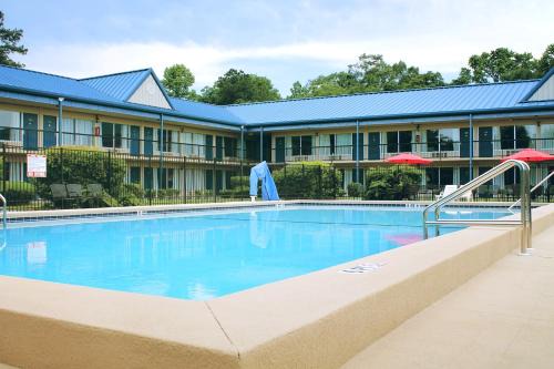 Marianna Hotel | Pet-Friendly Residence Hub Inn with Pool and Ocean View