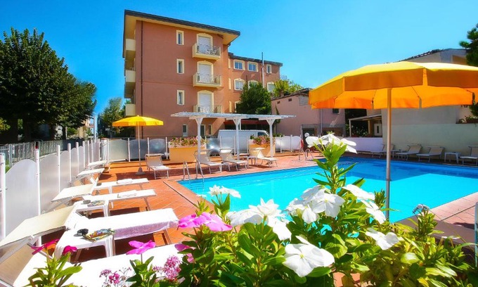 Torre Pedrera Apartment | Pet-Friendly Residence I Girasoli with Oceanfront Pool