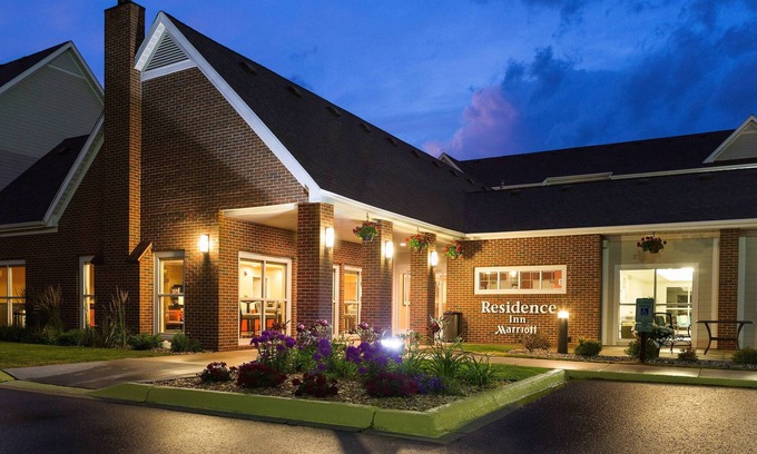 Appleton Hotel | Relax at Residence Inn Appleton: Pool, Dining & Family Fun