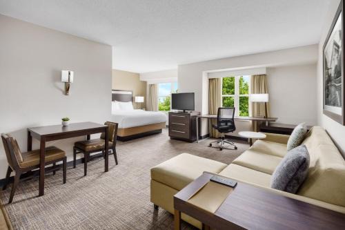 Franklin Hotel | Pet-Friendly Residence Inn Boston Franklin with Pool Access