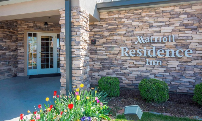 Boise Hotel | Boise West Residence Inn: Family-Friendly with Pool & Kitchen