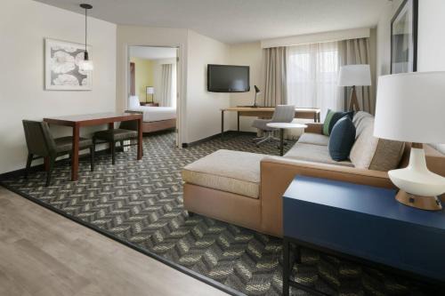 Dallas Hotel | Pet-Friendly Residence Inn in Dallas with Pool & Hot Tub