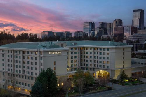 West Bellevue Hotel | Pet-Friendly Residence Inn Seattle Bellevue with Pool & Dining
