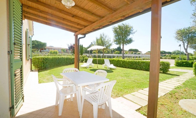 Vada Apartment | Relaxing Residence Steps from the Beach with Ocean Views